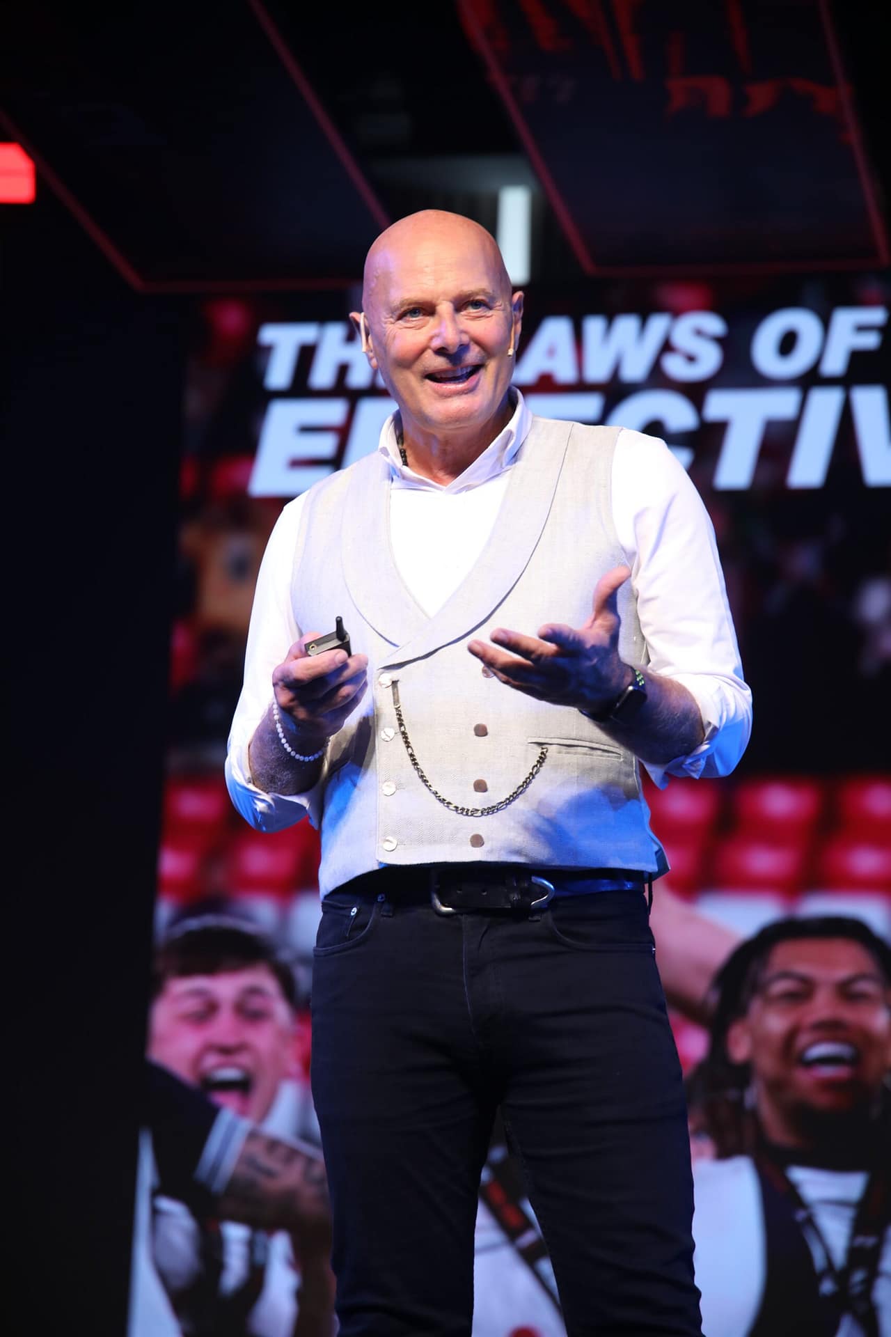 Performance psychology keynote speaker Roberto Forzoni delivering a talk on teamwork